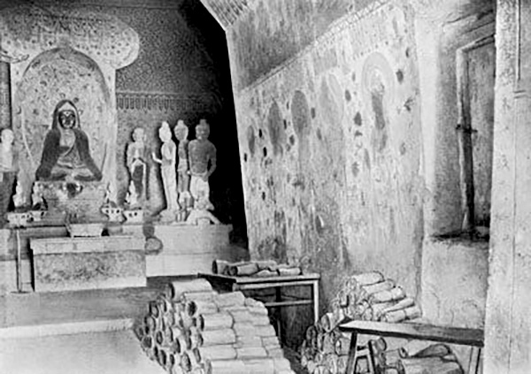 Foto tomada en 1907 de una de las cuevas de Mogao por el sinologo Aurel Stein. Wikimedia commons, dominio público para «Aurel Stein».