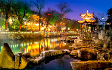 Jinan, la ciudad de los manantiales: manantial del Tigre Negro (Haihu) en la noche. Seencuentra en Jinan, provincia de Shandong. Foto: 123RF.