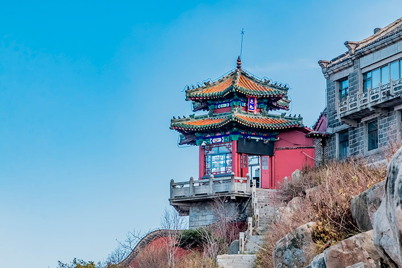 Taishan, la montaña más famosa de China: los edificios colgados de Taishan, en la provincia de Shandong. Foto: 123RF.