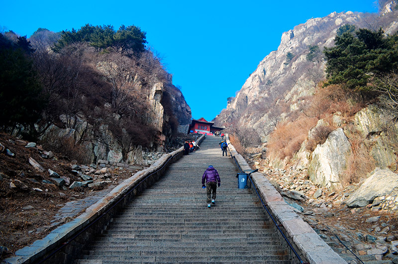 Taishan, la montaña más famosa de China: lla gran escalinata de acceso. Foto: 123RF.