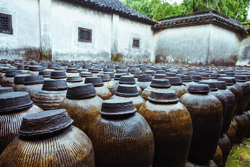 Vino en China: recipientes tradicionales de cerámica para vino y licores. Foto: 123RF.
