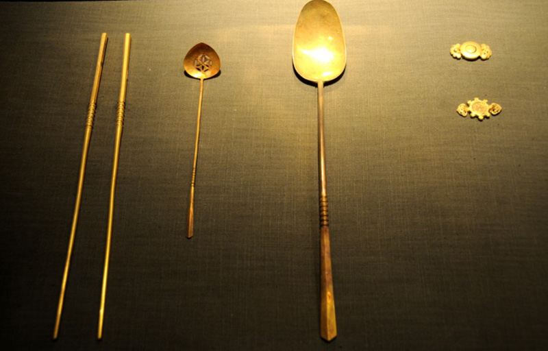 Palillos y otros utensilios de comedor encontrados en la tumba del príncipe Chuang de la dinastía Ming. Foto: 123RF.