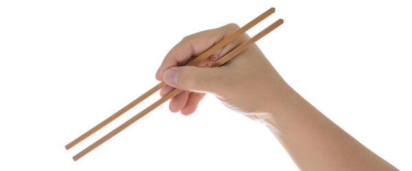 Los palillos chinos, una herramienta sencilla y uno de los cubiertos más usados del mundo. Foto: 123RF.