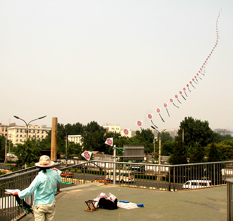 Vendedora de cometas en Beijing. Wikimedia commons, dominio público.