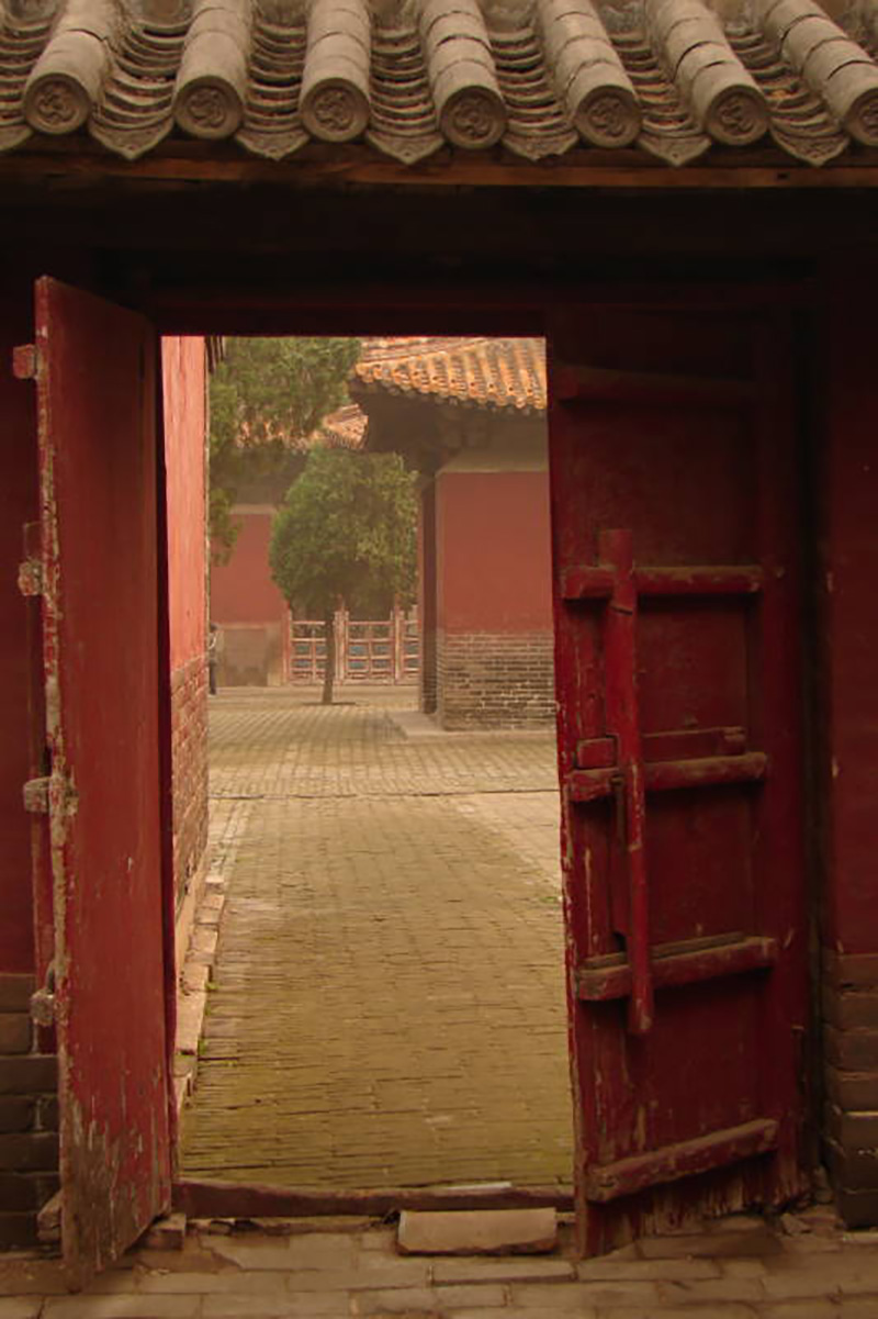 Patios interiores del templo de la familia Kong en Qufu. Foto: Diego Tiriria, Relieve en piedra de Confucio en el templo dedicado a su memoria en Qufu. Foto: Diego Titiria, Wikimedia commons, dominio público para «Qufu Confucian Temple».