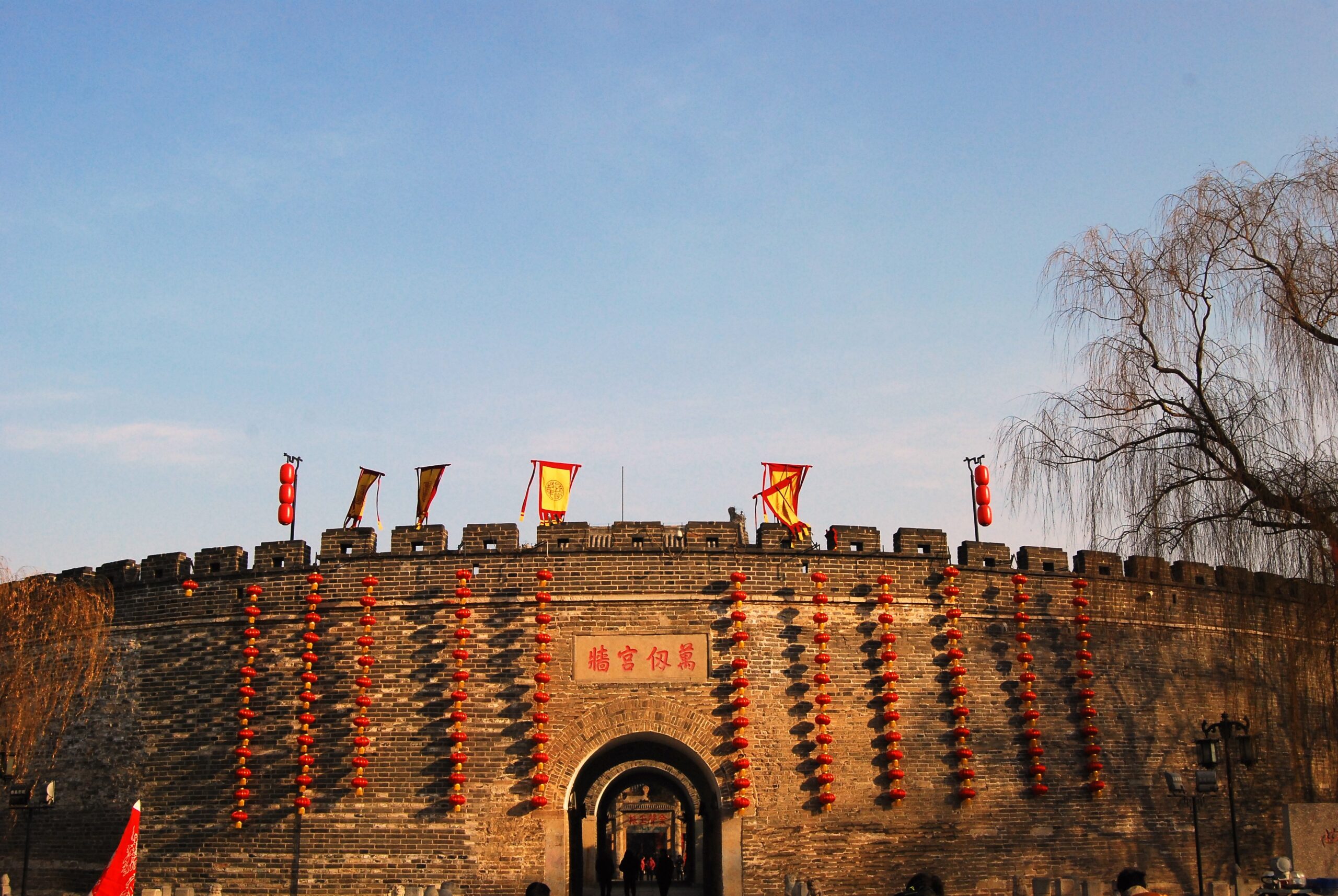 Exterior del recinto del Templo de Confucio en Qufu. Foto, Shizhao, Patios interiores del templo de la familia Kong en Qufu. Foto: Diego Tiriria, Relieve en piedra de Confucio en el templo dedicado a su memoria en Qufu. Foto: Diego Titiria, Wikimedia commons, dominio público para «Qufu Confucian Temple».