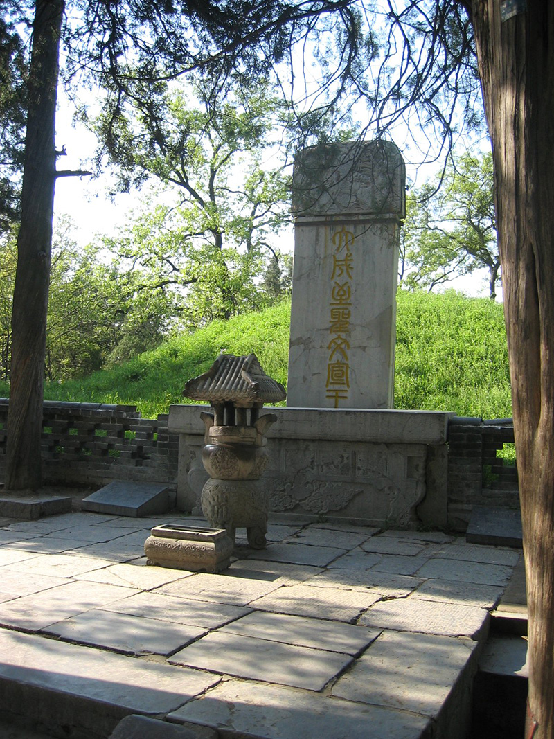 Tumba de Confucio. Foto: Rolf Müller, Wikimedia commons, dominio público para «Cementerio de Confucio».