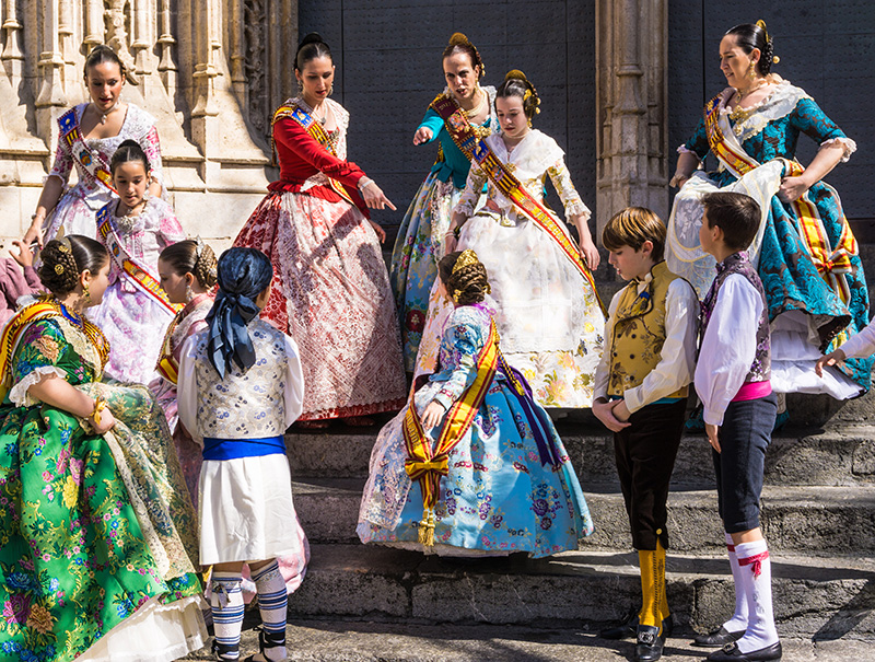 Trajes regionales valencianos, omnipresentes en las fiestas de las Fallas. Foto: 123RF.