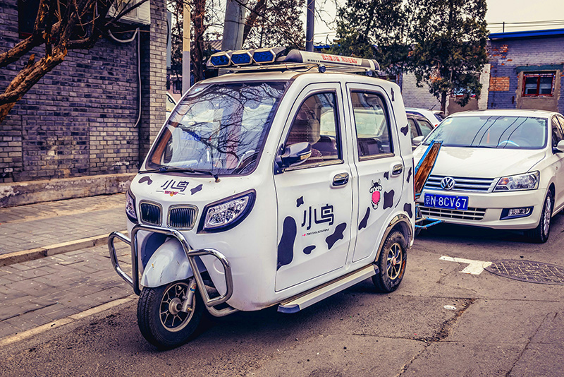 Beijing es Pekín: coche de tres ruedas en el área del hutong del distrito de Dongcheng de Beijing. Foto: 123RF.