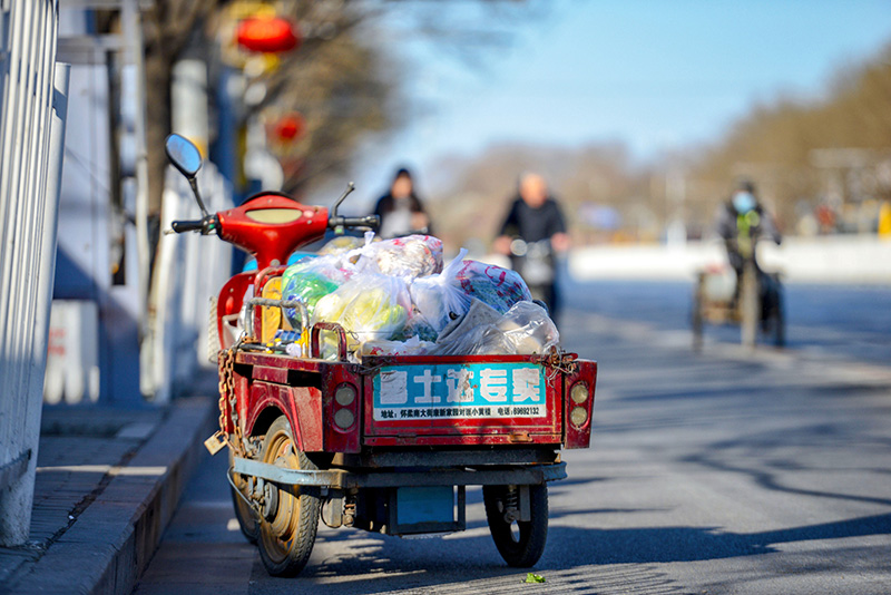 Beijing es Pekín: hay muchas motocicletas y bicicletas diferentes en las calles de Beijing. Con motocicletas que transportan personas, mercancías, materiales de construcción y mucho más. Foto: 123RF.