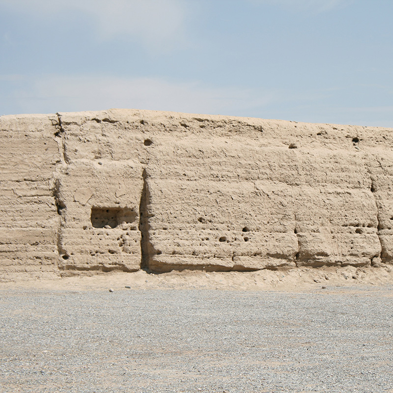 El extremo occidental de la Gran Muralla de China en la provincia de Gansu. Es la parte más antigua, con la técnica de construcción de tierra apisonada. Desierto Taklamagan la zona de desierto de Gobi. Foto: 123RF