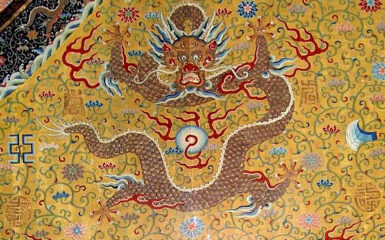 Detalle de la ropa del emperador Qianlong (1736-1796). Museo Grassi, Leipzig, Alemania. Foto: Wikimedia commons. Dominio Público.