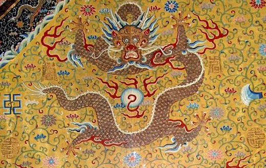 Detalle de la ropa del emperador Qianlong (1736-1796). Museo Grassi, Leipzig, Alemania. Foto: Wikimedia commons. Dominio Público.