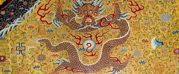 Detalle de la ropa del emperador Qianlong (1736-1796). Museo Grassi, Leipzig, Alemania. Foto: Wikimedia commons. Dominio Público.