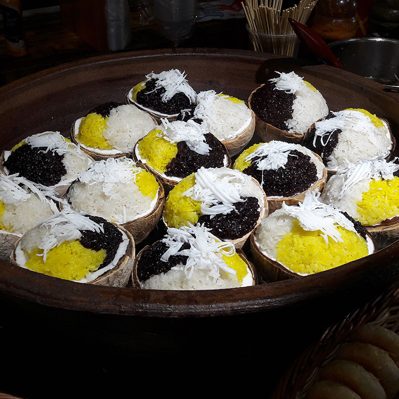 Plato típico de la etnia Li realizado con coco y tres tipos de arroz glutinoso. Foto:Popolon. CC BY-SA 4.0, Wikimedia para «Etnia LI».