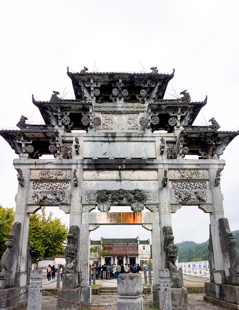 Xidi y Hongcun en Anhui: arco del memorial Cishi en Xidi. Foto: 123RF.