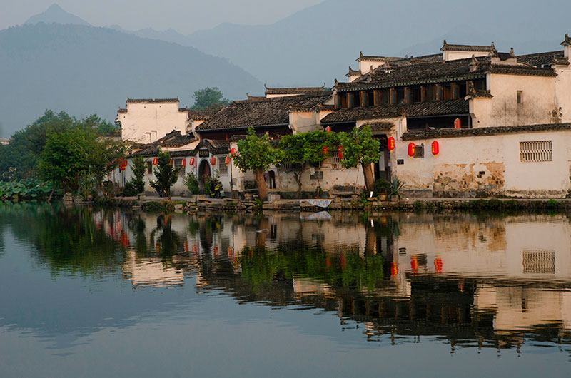 Xidi y Hongcun en Anhui: casco antiguo de Hongcun, con construcciones estilo Hui, con las puertas orientadas al norte. Foto: 123RF.