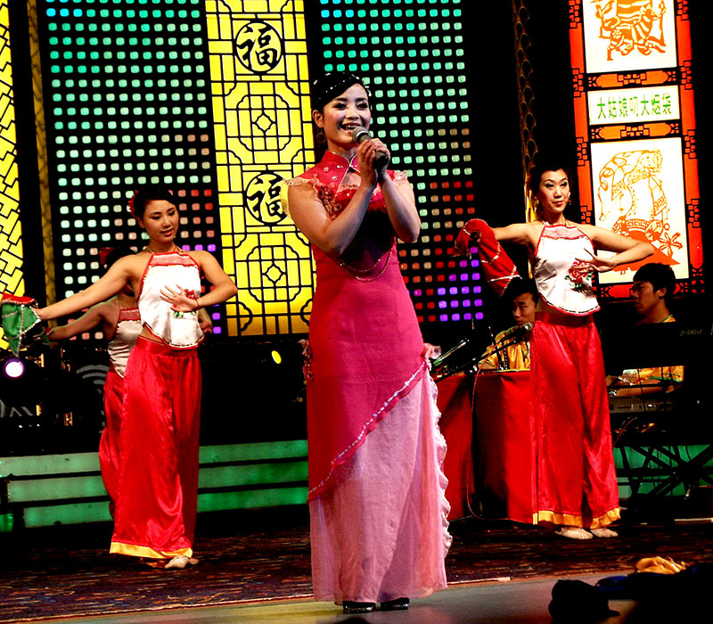 Artistas ambulantes del Noreste de China practican èrrénzhuàn. Foto: Lienyuan Lee, CC BY 3.0, Wikimedia para «Quyi».