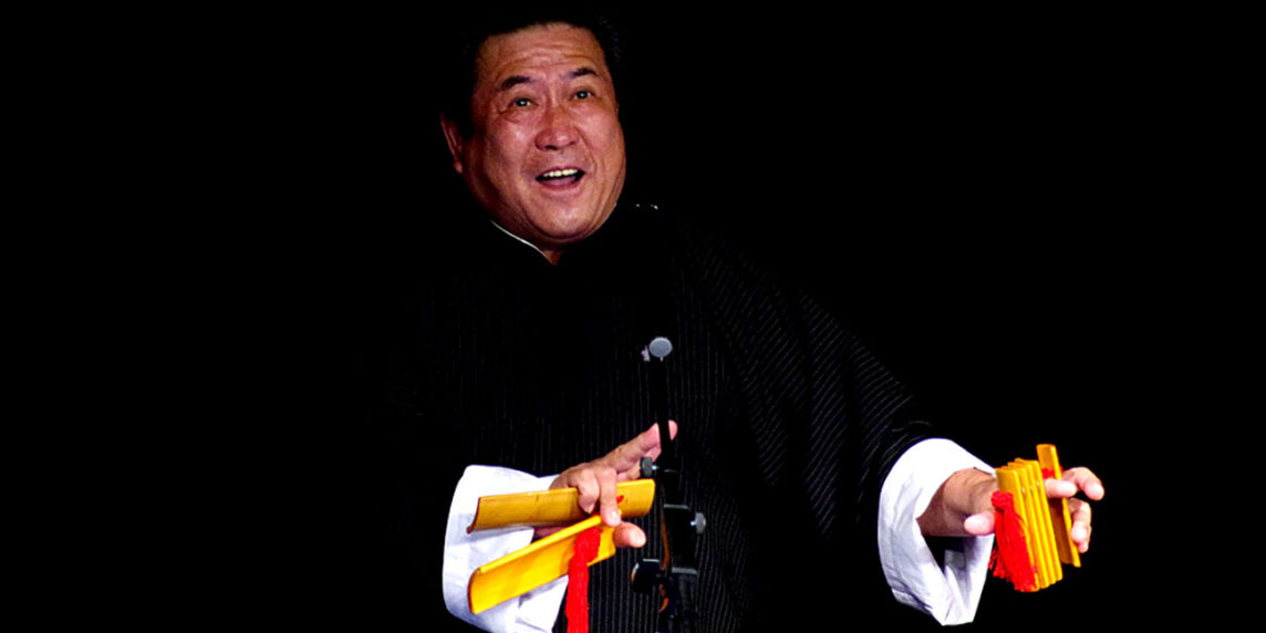 Kuàibǎnr con claquetas de bambú y ritmo rápido. Foto: Leejiyang, CC BY 2.5. Wikimedia para «Quyi».