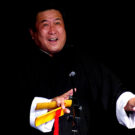 Kuàibǎnr con claquetas de bambú y ritmo rápido. Foto: Leejiyang, CC BY 2.5. Wikimedia para «Quyi».