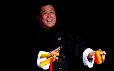 Kuàibǎnr con claquetas de bambú y ritmo rápido. Foto: Leejiyang, CC BY 2.5. Wikimedia para «Quyi».