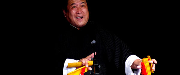 Kuàibǎnr con claquetas de bambú y ritmo rápido. Foto: Leejiyang, CC BY 2.5. Wikimedia para «Quyi».