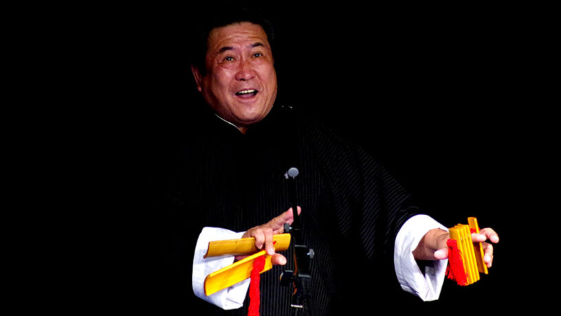 Kuàibǎnr con claquetas de bambú y ritmo rápido. Foto: Leejiyang, CC BY 2.5. Wikimedia para «Quyi».