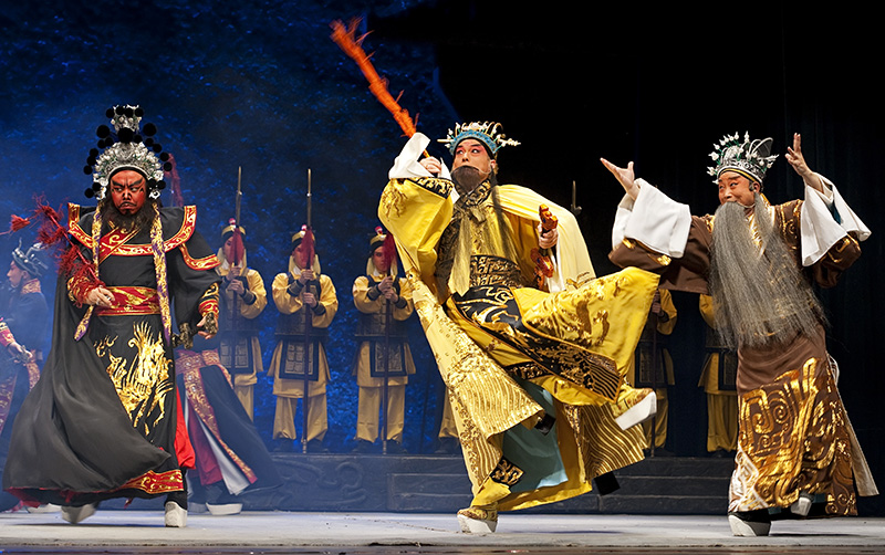 A la izquierda, el excesivo maquillaje rojo del personaje jìng (净) durante una representación de Ópera China. Foto: 123RF.