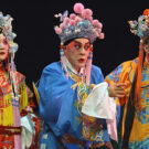 De Izquierda a derecha, tres personajes característicos de la Ópera China de Beijing: la dama dàn (旦), el mò (末) y el chǒu (丑). Foto: 123RF.