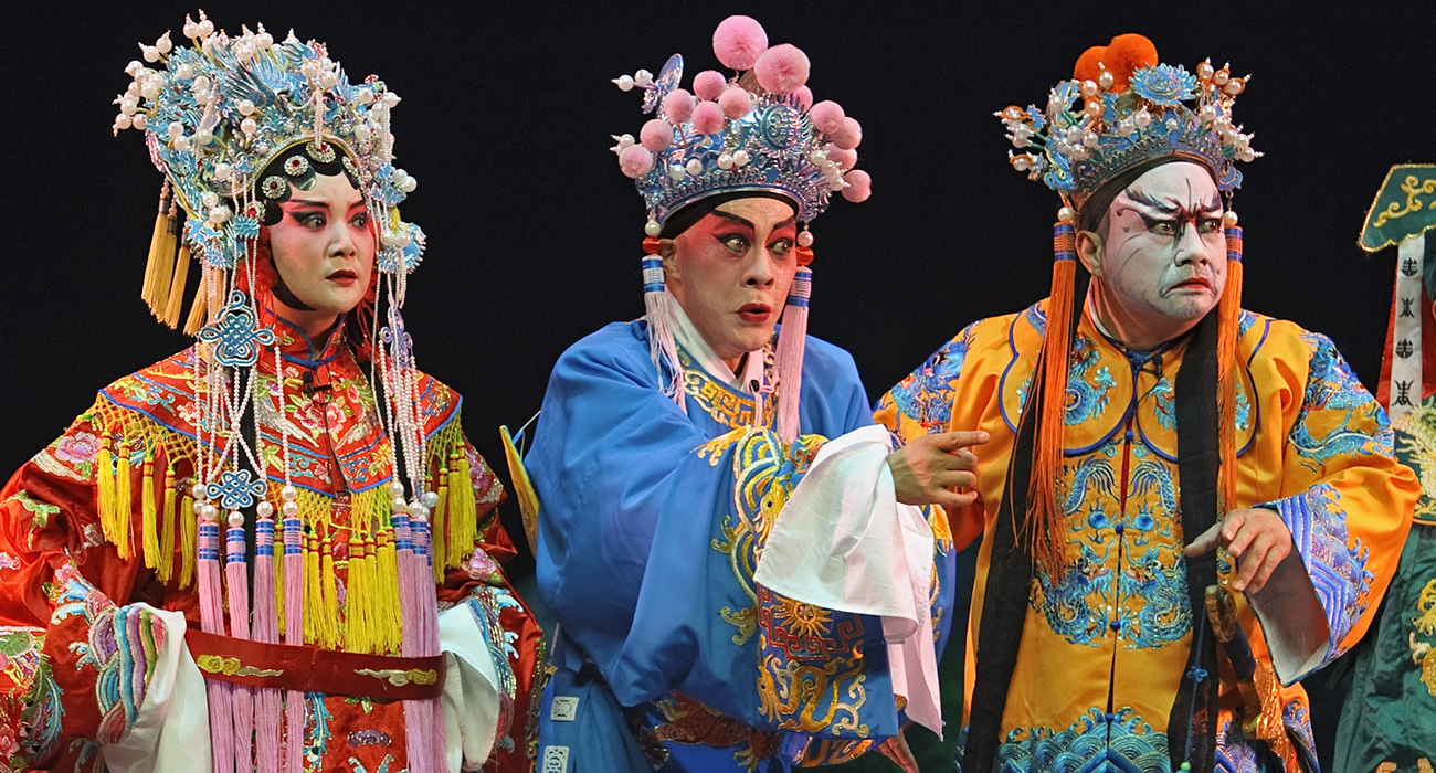 De Izquierda a derecha, tres personajes característicos de la Ópera China de Beijing: la dama dàn (旦), el mò (末) y el chǒu (丑). Foto: 123RF.