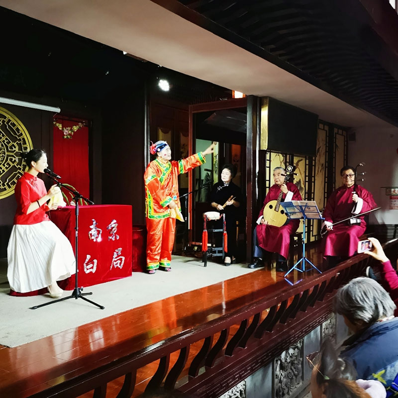 Un cantante practica el Quyi ante un auditorio en Nanjing, en 2019. Foto: 五空间, CC BY 2.5, Wikimedia para «Baiju». https://commons.wikimedia