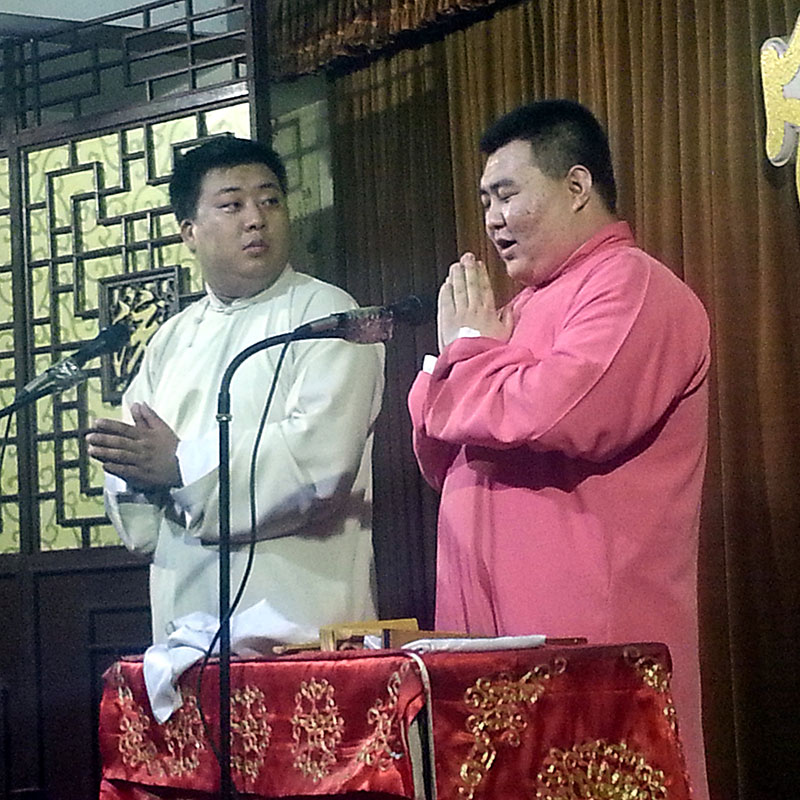 Diálogos xiàngsheng. en Taijing. Foto: Rolfmueller, CC BY-SA 3.0, Wikimedia para «Quyi».