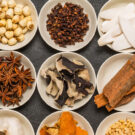 Medicina china: Según su color, los alimentos revitalizan –rojo–, estabilizan –amarillos–, desintoxican –verdes–, astringen –negros– y purifican –blancos–. Foto: 123RF.
