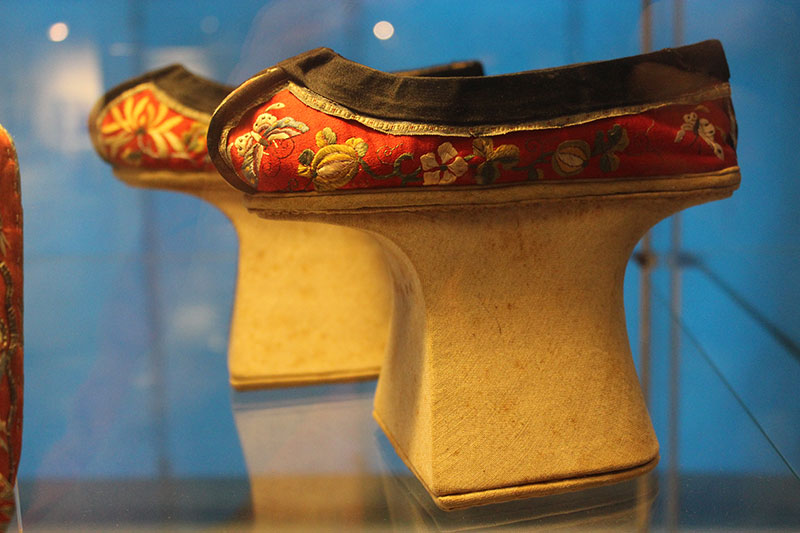 Manchúes Zapatos de plataforma de la dinastía Ming. Foto: Dguendel, CC BY 3.0. Wikimedia para «Manchu platform shoes».