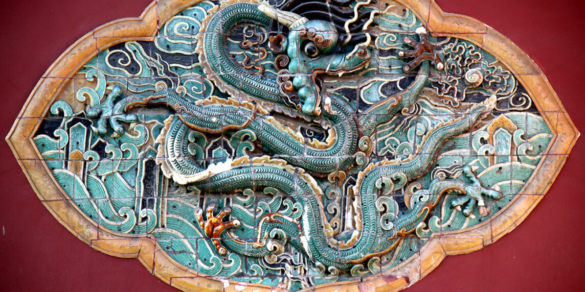 Mosaicos en el mausoleo de Zhao. Foto: Gary Lee Todd, CC0, Wikimedia para «Zhao Mausoleum (Qing_Dynasty)».
