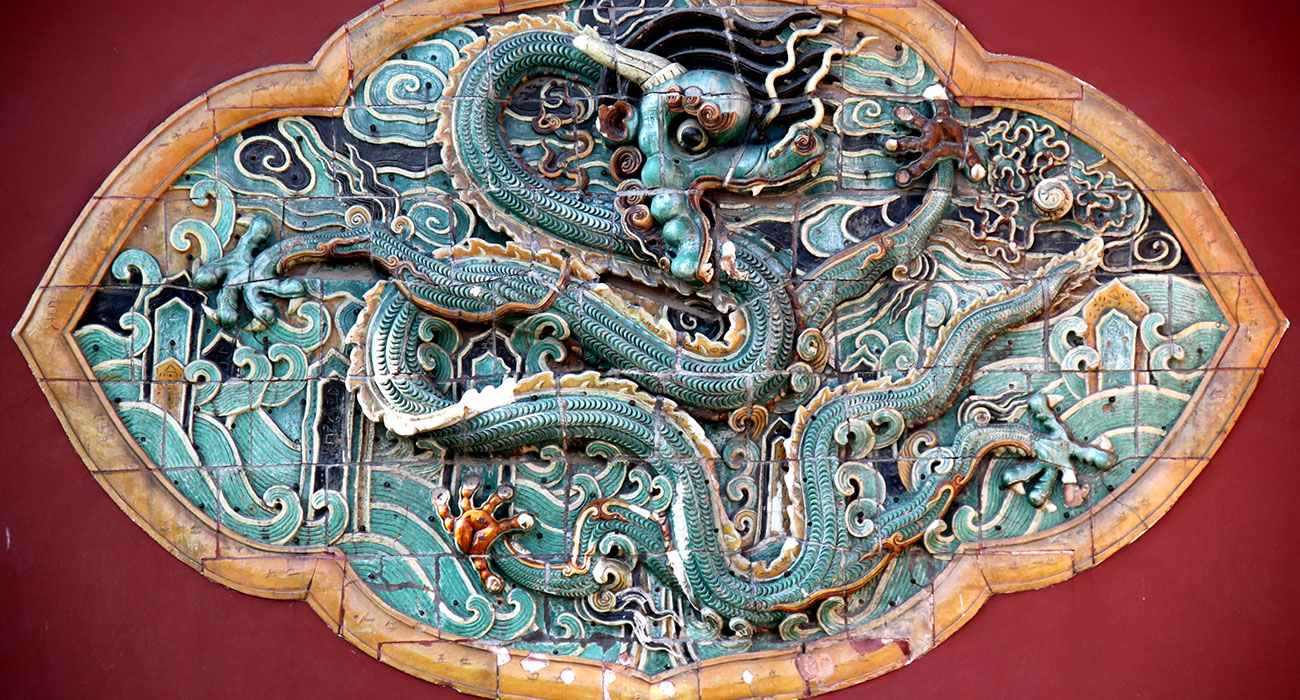 Mosaicos en el mausoleo de Zhao. Foto: Gary Lee Todd, CC0, Wikimedia para «Zhao Mausoleum (Qing_Dynasty)».