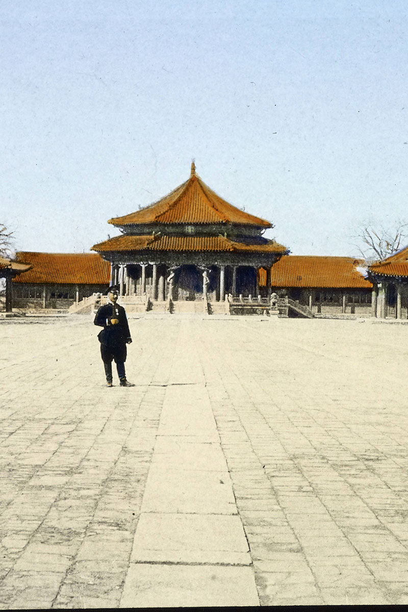 Aqui podemos ver el salón Dazheng (大政殿) tal como estaba alrededor de 1882. Se trata del edificio que está al fondo, detrás del personaje central. La construcción es la parte central del patio del Palacio Mukden de la corte imperial de Manchuria. La foto pertenece a una serie de diapositivas de las misiones extranjeras de la Iglesia de Escocia, relacionadas con el misionero y médico escocés Dugald Christie. Foto de autor desconocido; dominio público. Colección de fotos de Wikimedia para «Dazheng Hall»