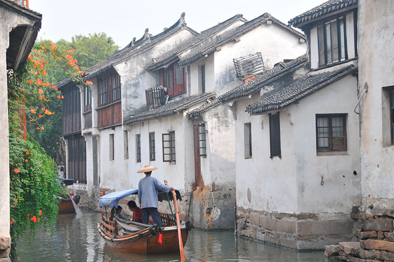 Zhujiajiao: embarcación por el viejo pueblo entre los canales. Foto: 123RF.