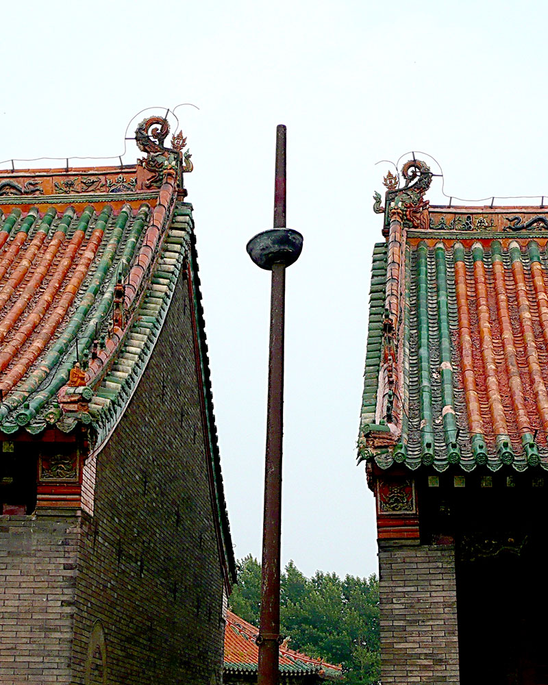 Poste tradicional de madera para rituales llamado «Poste Soulun». Foto: Wikimedia commons.