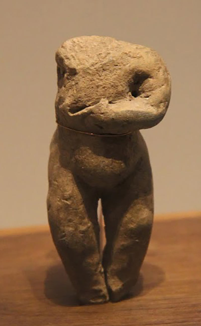 Torso de mujer del 3500 a.C. modelado en terracota, procedente de la cultura Hongshan, encontrado en Liaoning. Actualmente se puede contemplar en el Museo Nacional de China, en la plaza de Tiananmen, en Beijing. Foto: Prof. Gary Lee Todd, CC BY-SA 4.0. Wikipedia.