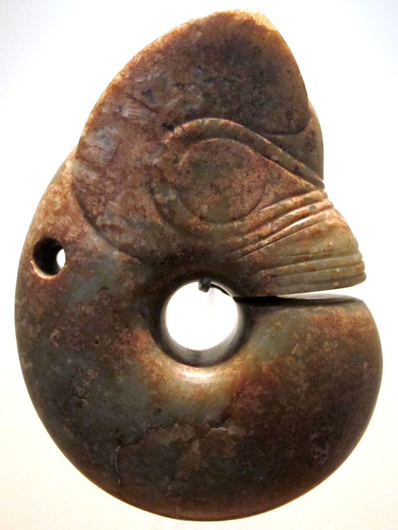 Dragón-cerdo como los encontrados en Niuheliang, el yacimiento neolítico de la cultura Hongshan situado en la provincia de Liaoning. Niuheliang es comunmente equiparado a Stonehenge por su grandiosidad e importancia. El de la imagen pertenece a la colección expuesta en el Museo Nacional de Artes Asiáticas de París. Foto: Sailko, CC BY-SA 3.0. Wikimedia para «Hongshan culture».