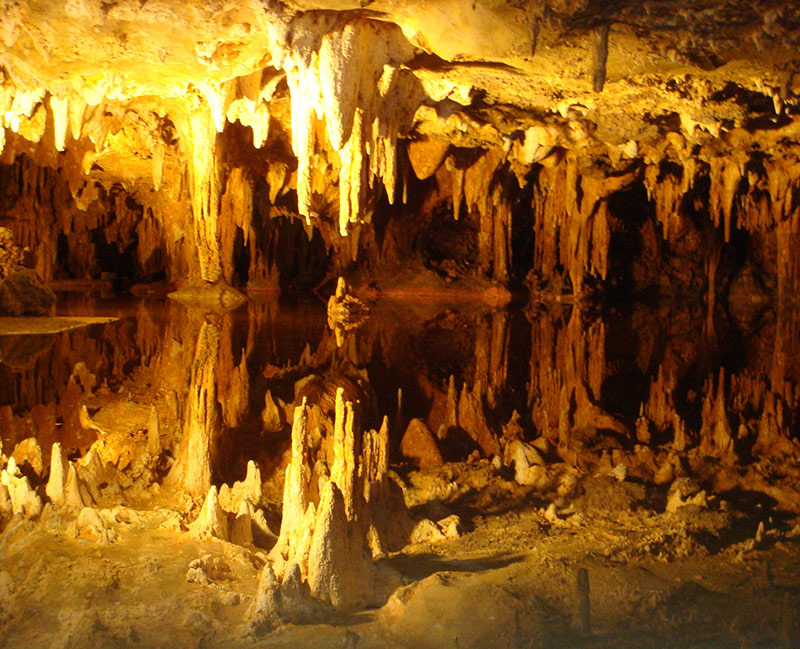 Lago de los sueños en la cueva de Nielong, atmbién llamada Yilong. Foto: Wikimedia para «Yilong cave». Domino público.