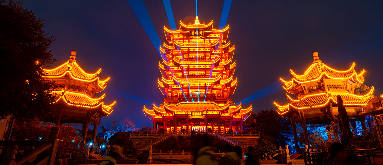 Torre de la Grulla Amarilla: espectáculo de luces nocturnas en Wuhan. Foto: 123RF.
