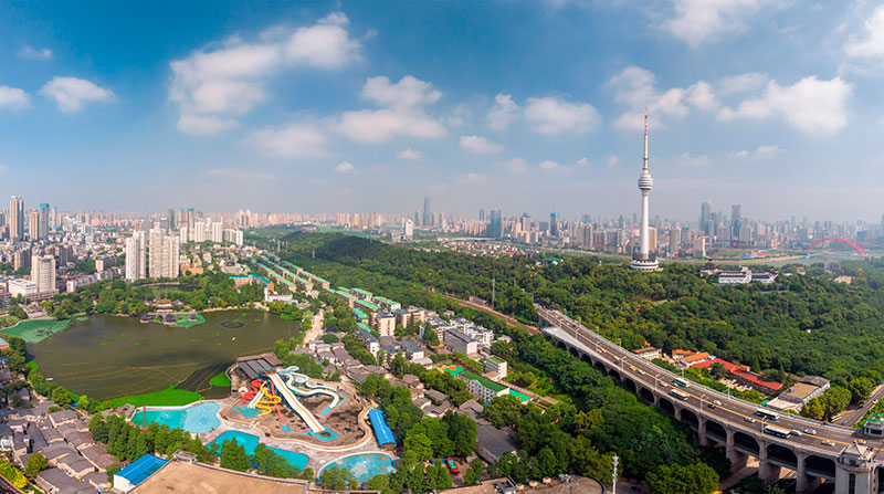 Torre de la Grulla Amarilla: Paisaje aéreo de la ciudad de verano de Wuhan, donde se encuentra la torre. Foto: 123RF.