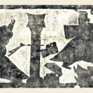 Mural en la piedra del intento de asesinato de Jing Ke contra Qin Shi Huang. Jing Ke (izquierda) es sostenido por uno de los médicos de Qin Shi Huang (izquierda, al fondo). La daga utilizada en el intento de asesinato se ve clavada en el pilar. Qin Shi Huang (derecha) se ve sosteniendo un disco de jade imperial. Uno de sus soldados (extrema derecha) corre a salvar a su emperador.