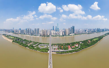 Skyline de Changsha con la Isla de las Naranjas y el río Xiang en primer plano. Foto: 123RF.