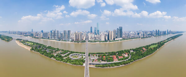 Skyline de Changsha con la Isla de las Naranjas y el río Xiang en primer plano. Foto: 123RF.