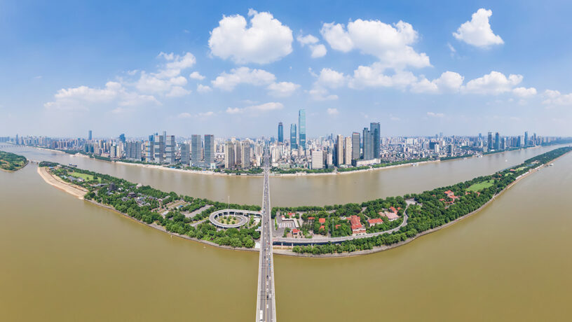 Skyline de Changsha con la Isla de las Naranjas y el río Xiang en primer plano. Foto: 123RF.
