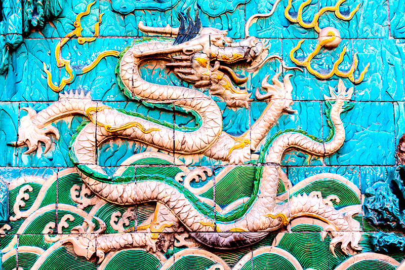 Cuento chino de los cuatro dragones. Dragón perla en el museo de la ciudad prohibida, el palacio imperial chino. Foto: 123RF.