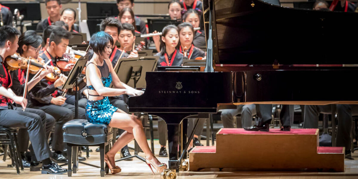 Yuja Wang al piano con orquesta. Foto: Wikimedia commons para «Yuja wang», dominio público.